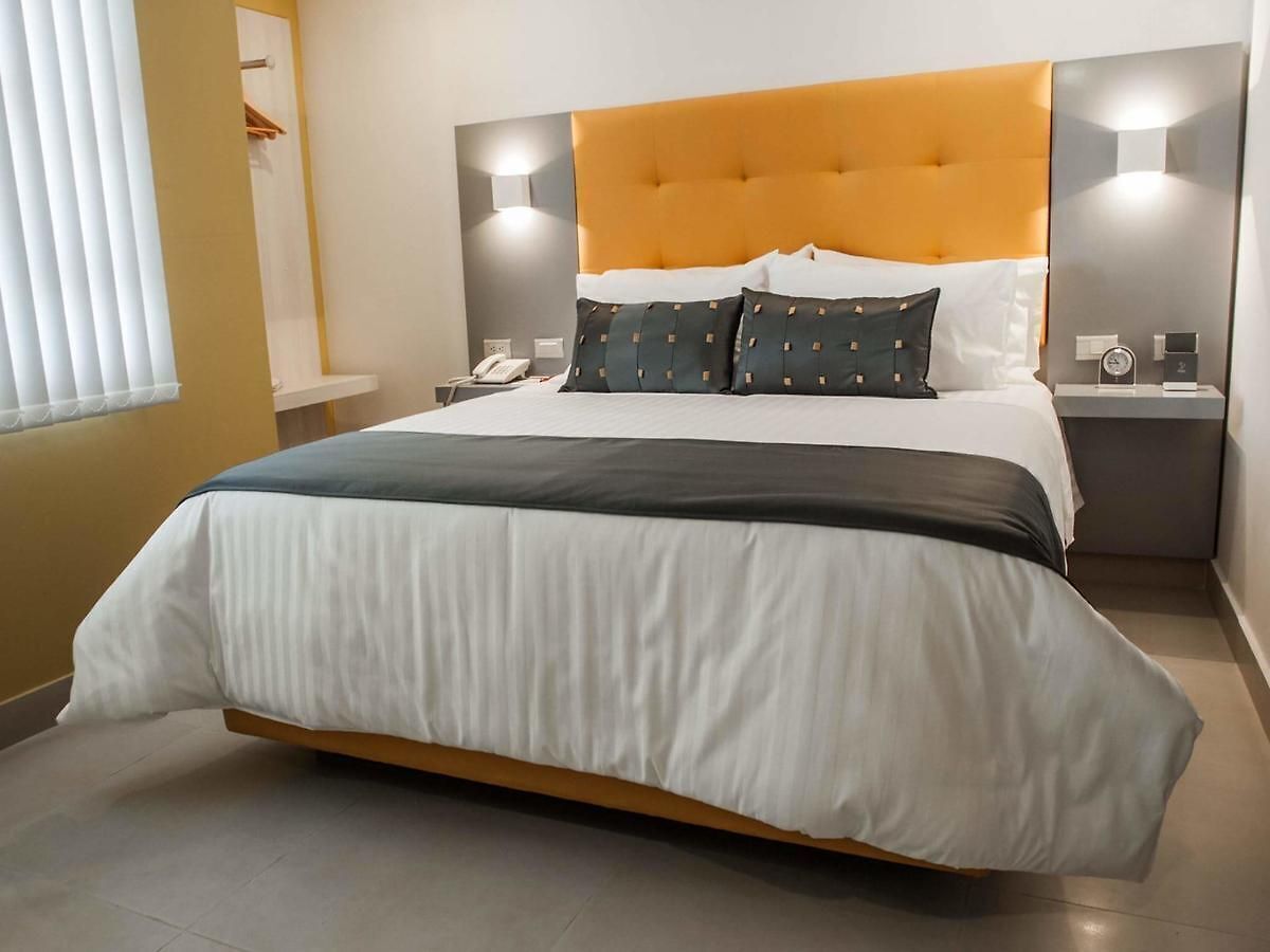 Dobbeltrom – comfort, byutsikt | Safe på rommet, skrivebord for bærbar PC og lydisolert