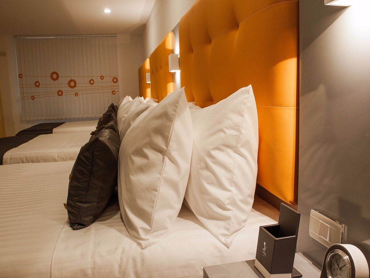 Quarto casal conforto, vista para a cidade | Cofres nos quartos, espaço de trabalho para notebook