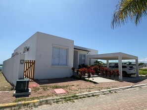 Exterior - "House in front of the sea with swimming pool ayangue" (Ayangue)