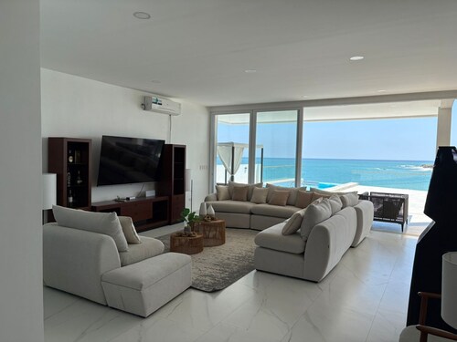 "House in front of the sea with swimming pool ayangue"