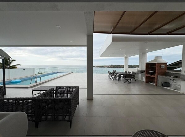 Outdoor dining - "House in front of the sea with swimming pool ayangue" (Ayangue)