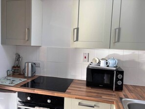 Private kitchen - Cottage 1, a Cosy Retreat with Secure Parking (Bedford)