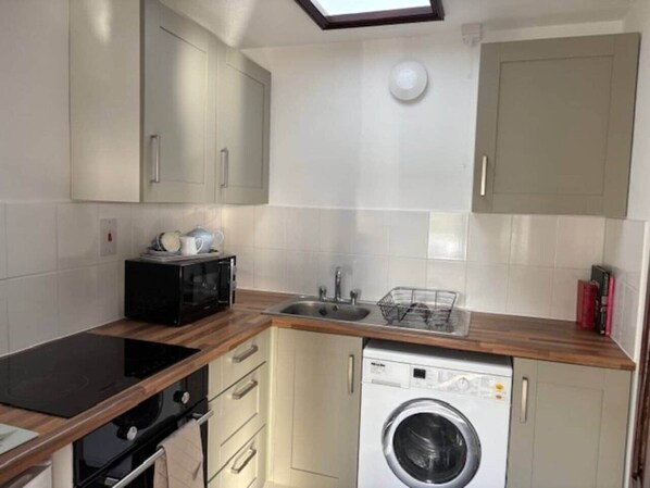 Private kitchen - Cottage 1, a Cosy Retreat with Secure Parking (Bedford)