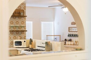 Kühlschrank, Mikrowelle, Ofen, Herdplatte