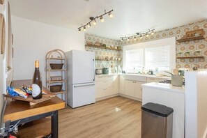 Kühlschrank, Mikrowelle, Ofen, Herdplatte