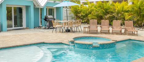 Een verwarmd zwembad