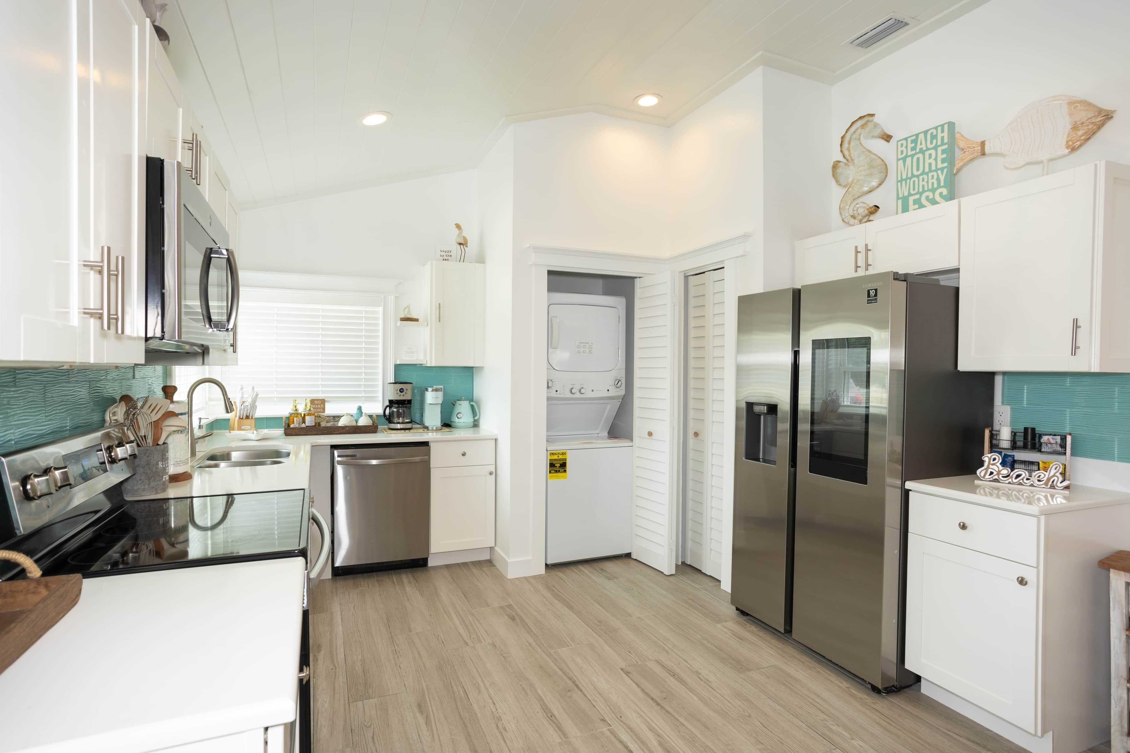 Kjøleskap, mikrobølgeovn, ovn og kokeplater