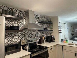 Refrigerador, microondas, horno y parrilla de estufa 