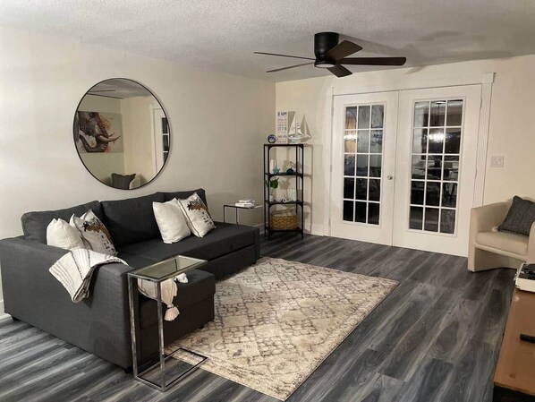 TV - Lakefront 2BR Bradenton Rental Near IMG & Beaches (South Bradenton)