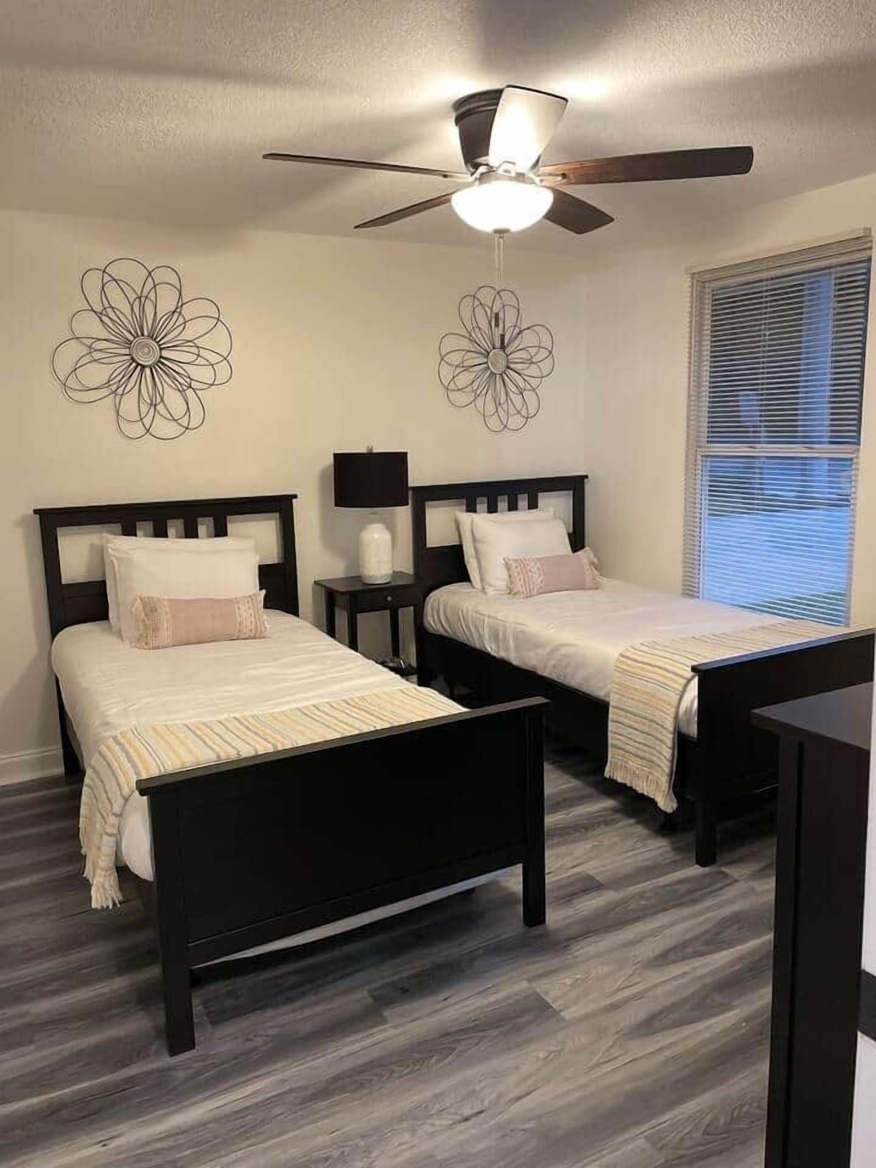 2 habitaciones, tabla de planchar con plancha, wifi y ropa de cama 