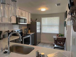 冰箱、微波炉、烤箱、炉灶