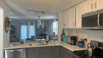 Køleskab, mikrobølgeovn, ovn, kogeplade