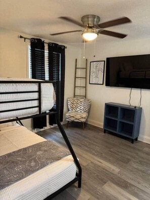 2 多间卧室、熨斗/熨衣板、WiFi、床单