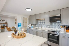 冷蔵庫、電子レンジ、オーブン、コンロ