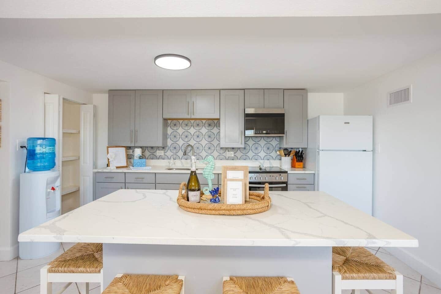 冷蔵庫、電子レンジ、オーブン、コンロ