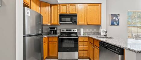 冷蔵庫、電子レンジ、オーブン、コンロ