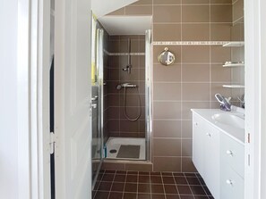 Douche, bidet, serviettes fournies