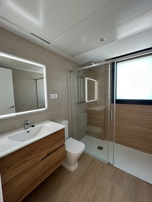 Suihku, hiustenkuivaaja, bidee, pyyhkeet