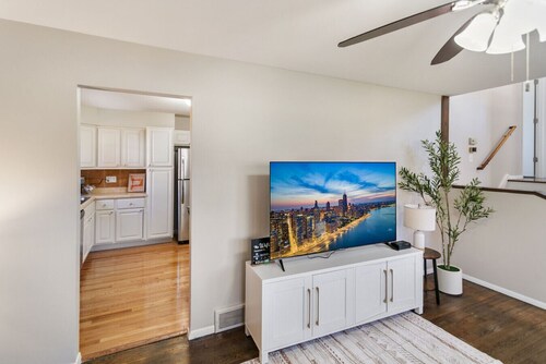 Spacious 4 Bed Retreat W/ back Porch and large Primary, Near Navy Base!