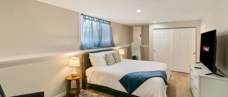 4 bedrooms, desk, iron/ironing board, travel crib