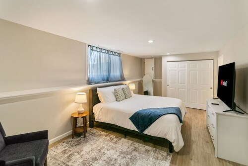 Spacious 4 Bed Retreat W/ back Porch and large Primary, Near Navy Base!