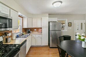 ثلاجة، ميكروويف، فرن، موقد طهي مسطح