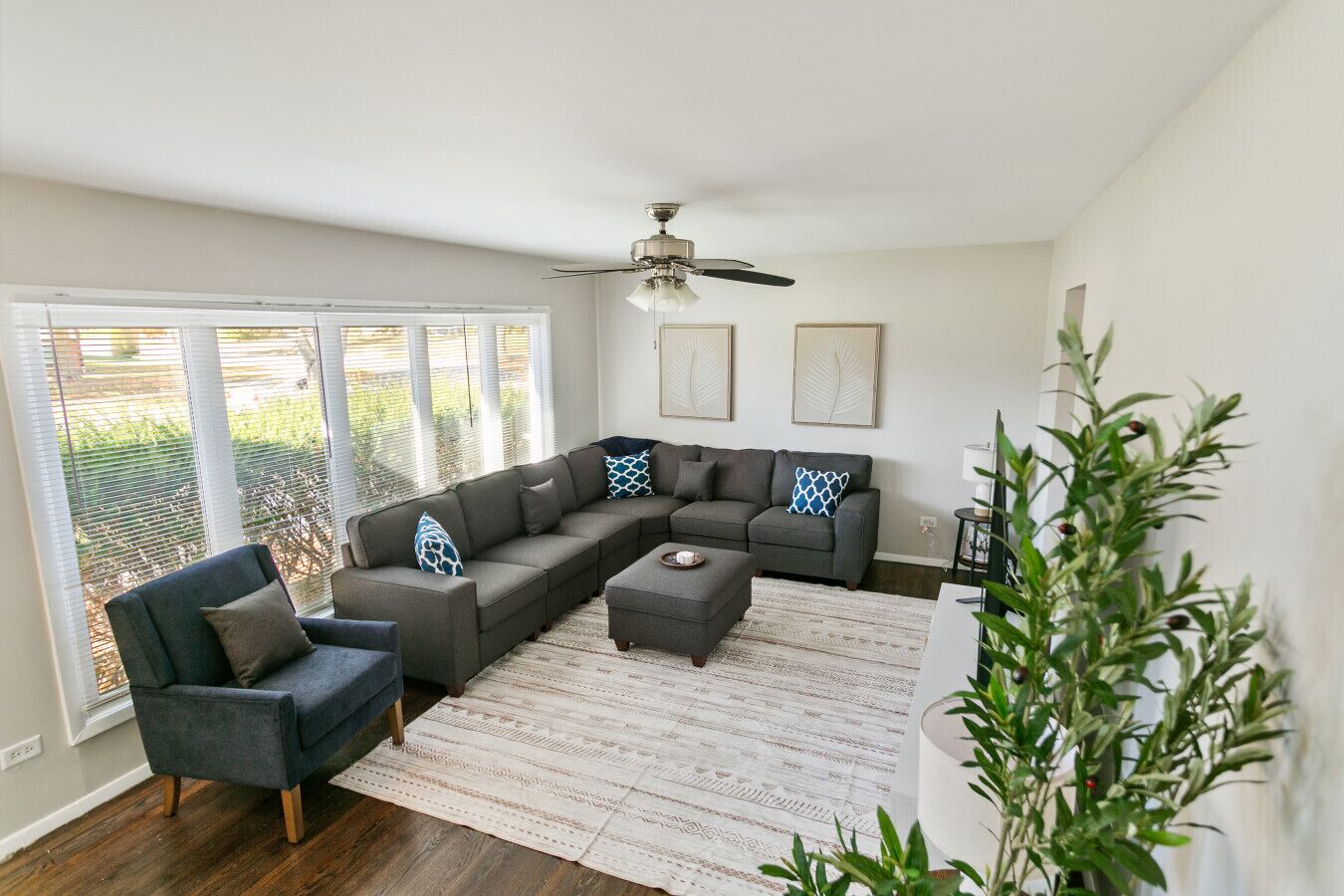 Spacious 4 Bed Retreat W/ Back Porch And Large Primary, Near Navy Base! - North Chicago, IL