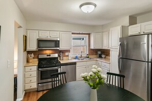 冰箱、微波炉、烤箱、炉灶