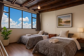 Tabla de planchar con plancha, internet y ropa de cama