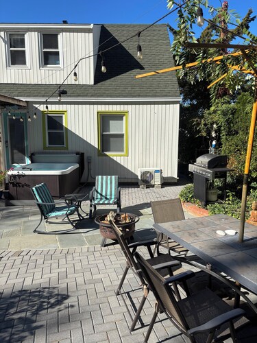 MerShell’s Beach House is a 5 minute walk from local beach/boardwalk or marina