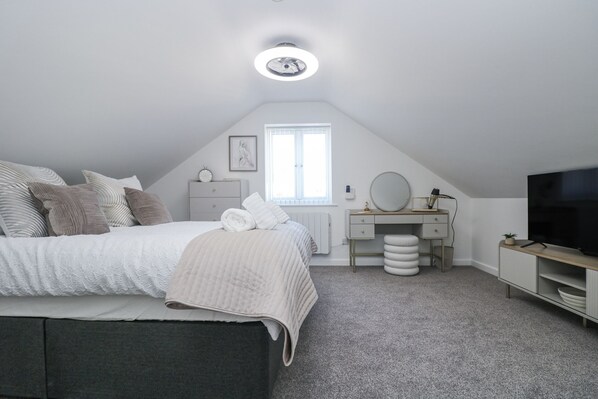 2 bedrooms, individually decorated, individually furnished, free WiFi
