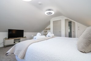 2 makuuhuonetta, yksilöllisesti sisustettu, yksilöllisesti kalustettu