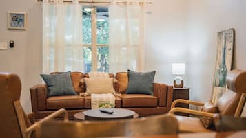 Een televisie en een tafeltennistafel