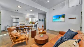 Een televisie en een tafeltennistafel