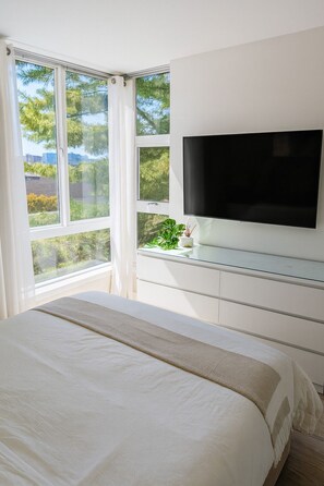2 habitaciones, escritorio y tabla de planchar con plancha