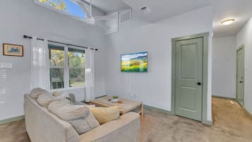 Een televisie en een tafeltennistafel