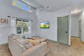 Een televisie en een tafeltennistafel