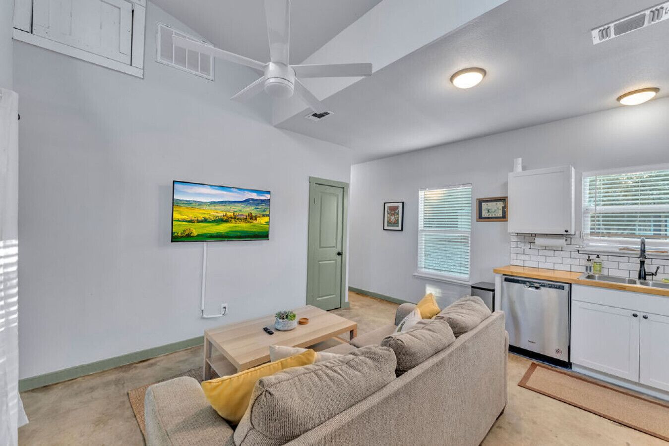 Een televisie en een tafeltennistafel