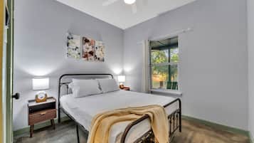 2 slaapkamers, een strijkplank/strijkijzer, reisbedje, wifi