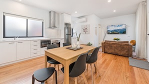Apartment | Interior - Gorgeous 3-bed House With Spacious Shared Backyard (Melbourne)