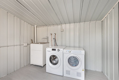 Gorgeous 3-bed House With Spacious Shared Backyard