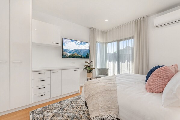 Apartment | 3 bedrooms, laptop workspace, iron/ironing board, bed sheets - Gorgeous 3-bed House With Spacious Shared Backyard (Melbourne)