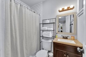 Een haardroger, handdoeken