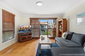 Apartment | Living room - Charming 2-bed Apartment With City Views (Brisbane)