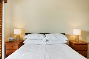 Apartment | 2 bedrooms, iron/ironing board, bed sheets - Charming 2-bed Apartment With City Views (Brisbane)
