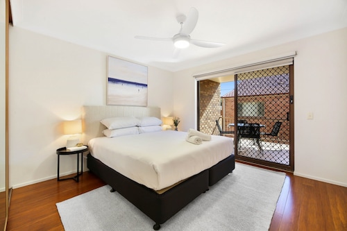 Coastal 2-bed With Balcony, 200m From Beach