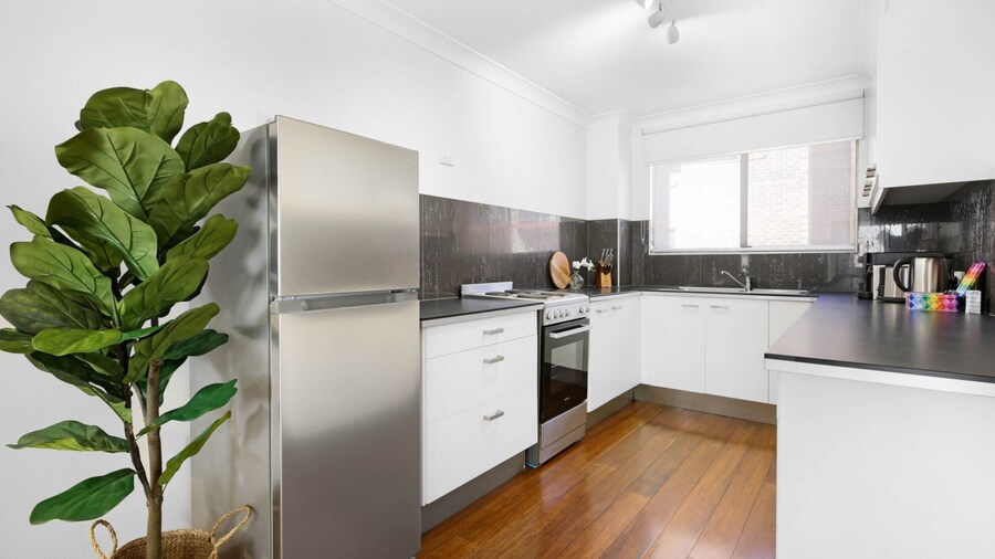 Coastal 2-bed With Balcony, 200m From Beach