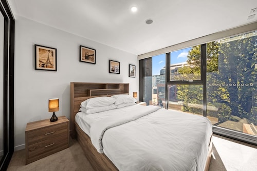 Central 1-bed Apartment With Pool