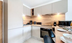 Fridge, microwave, oven, coffee/tea maker - Corylus-apartment-4pers-center Station (Les Gets)