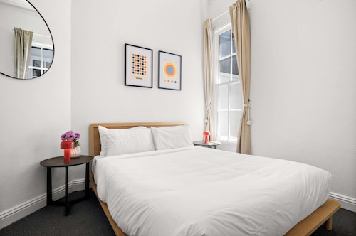 Charming 2-bed Home With Outdoor Space in Cremorne